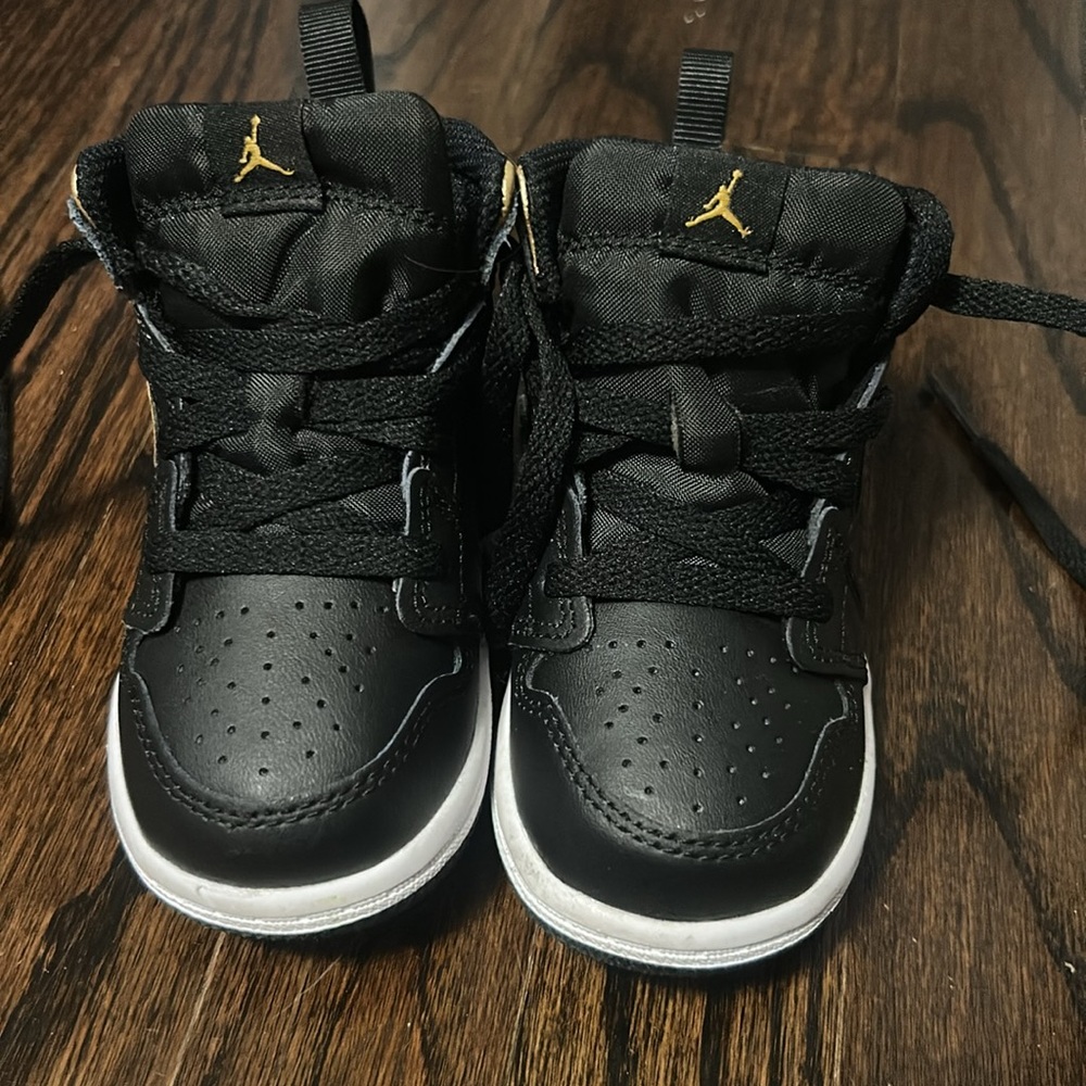 Toddler Jordan 1 high top sneakers size 6c